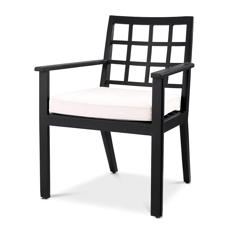 Törtfehér színű ülőpárnával ellátott, formatervezett kerti design étkezőszék.