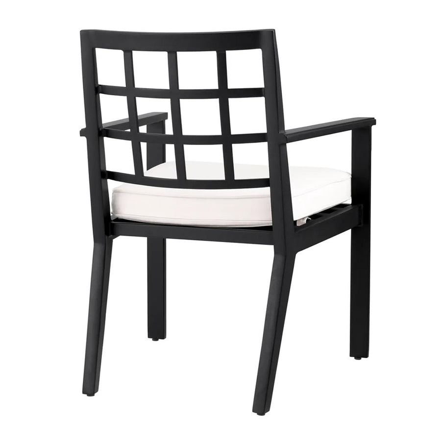 Törtfehér színű ülőpárnával ellátott, formatervezett kerti design étkezőszék.