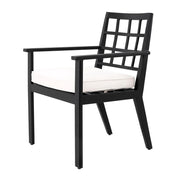 Törtfehér színű ülőpárnával ellátott, formatervezett kerti design étkezőszék.