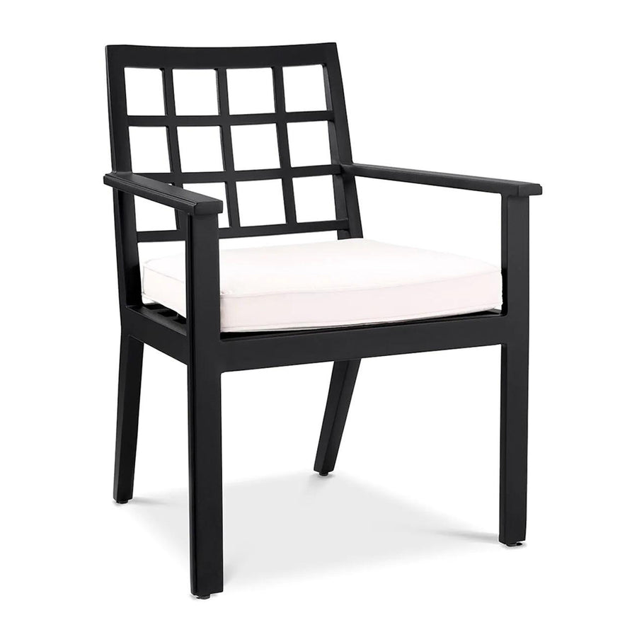 Törtfehér színű ülőpárnával ellátott, formatervezett kerti design étkezőszék.