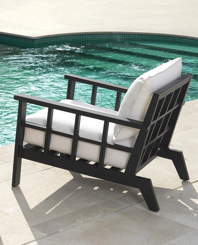 Törtfehér színű ülő és hátpárnákkal kialakított, formatervezett kerti design fotel.