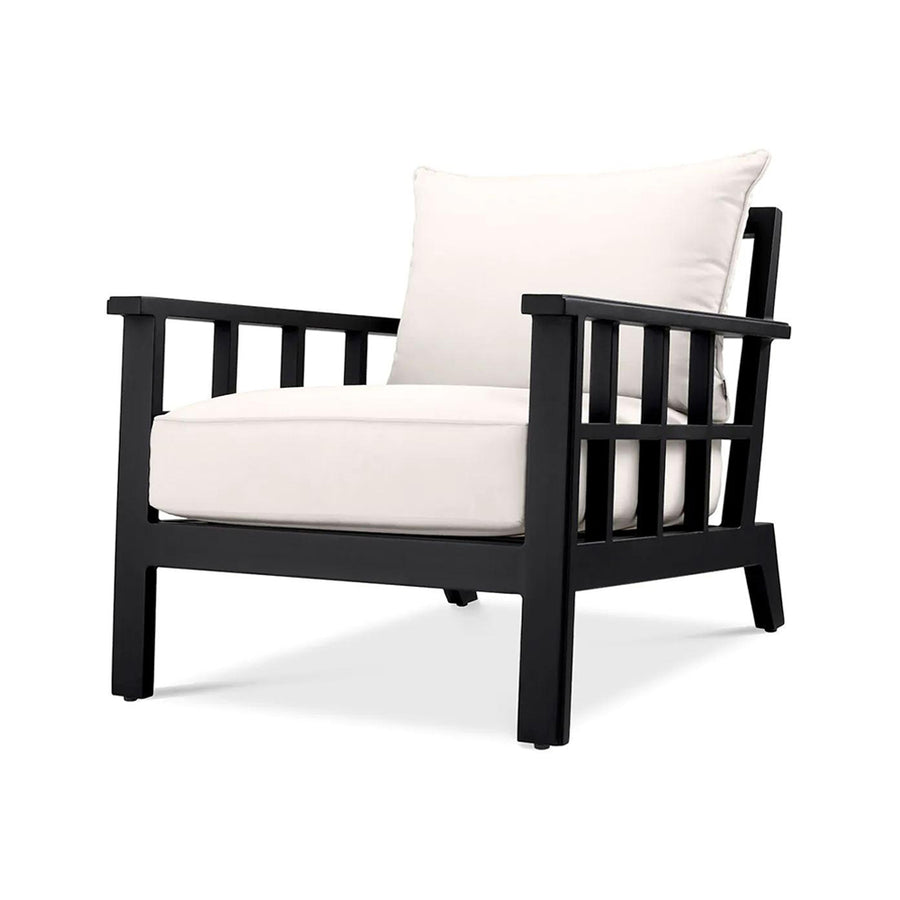 Törtfehér színű ülő és hátpárnákkal kialakított, formatervezett kerti design fotel.