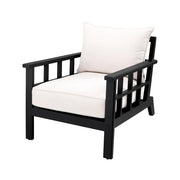 Törtfehér színű ülő és hátpárnákkal kialakított, formatervezett kerti design fotel.