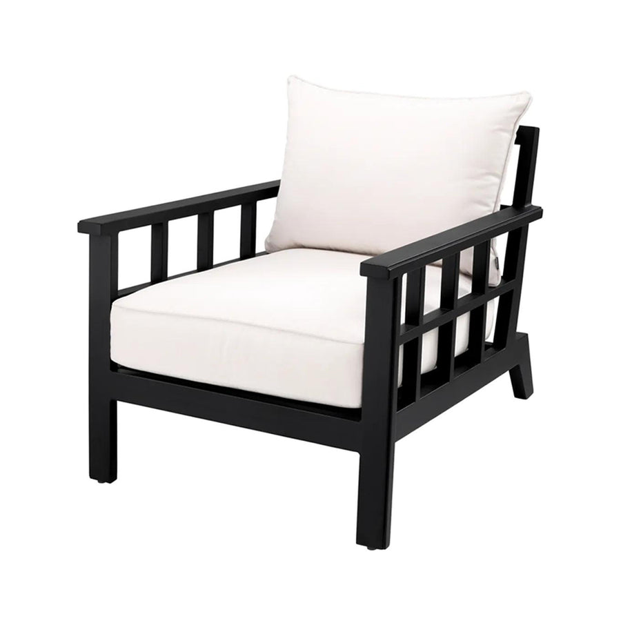 Törtfehér színű ülő és hátpárnákkal kialakított, formatervezett kerti design fotel.