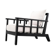 Törtfehér színű ülő és hátpárnákkal kialakított, formatervezett kerti design fotel.