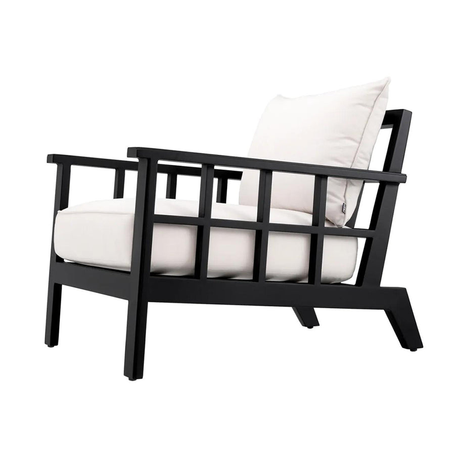 Törtfehér színű ülő és hátpárnákkal kialakított, formatervezett kerti design fotel.