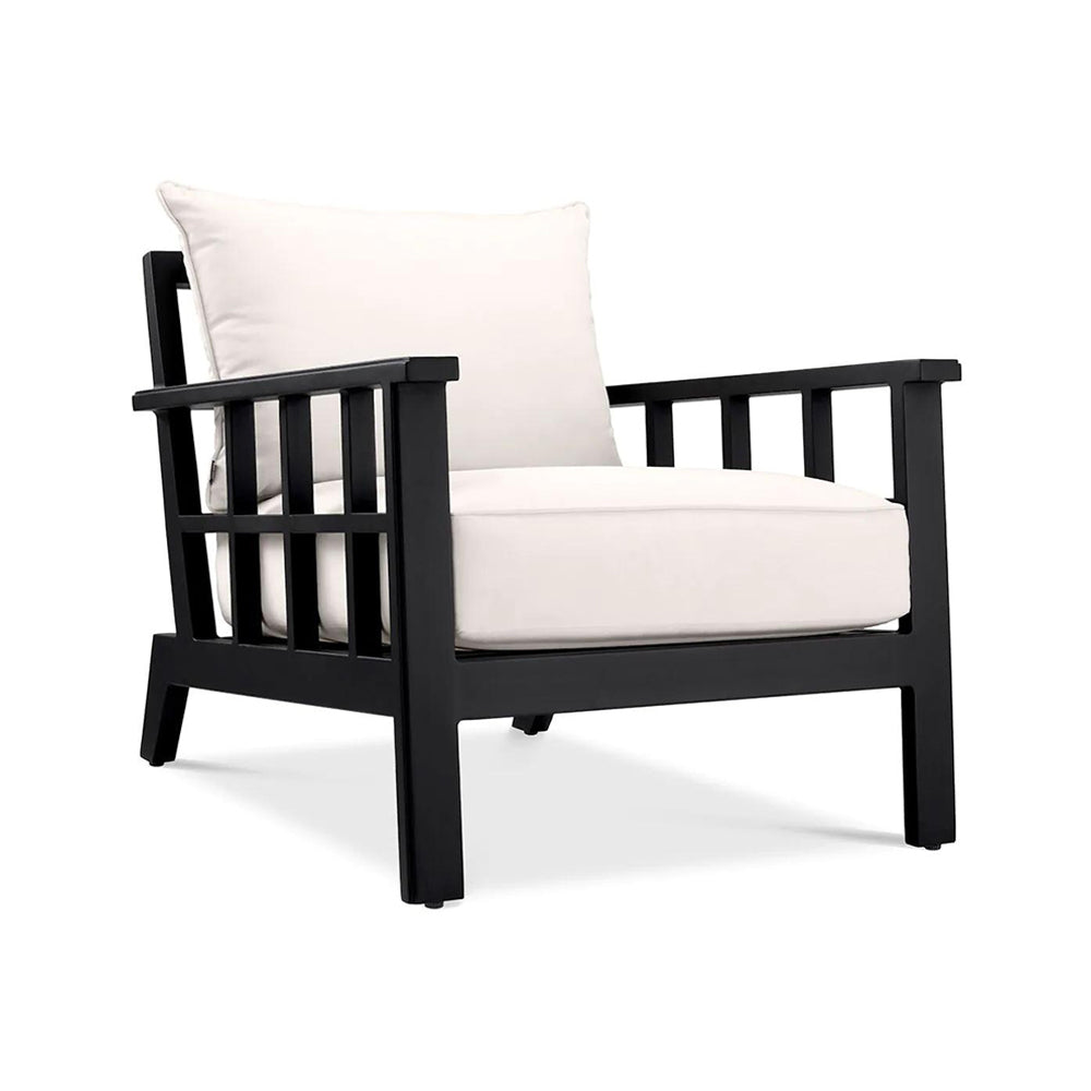 Törtfehér színű ülő és hátpárnákkal kialakított, formatervezett kerti design fotel.