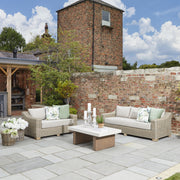 3 személyes, bézs színű műrattan kerti kanapé.