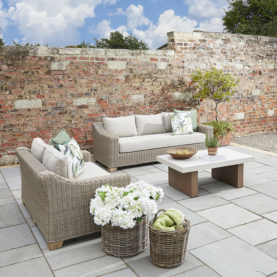 3 személyes, bézs színű műrattan kerti kanapé.