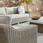 3 személyes, bézs színű műrattan kerti kanapé.