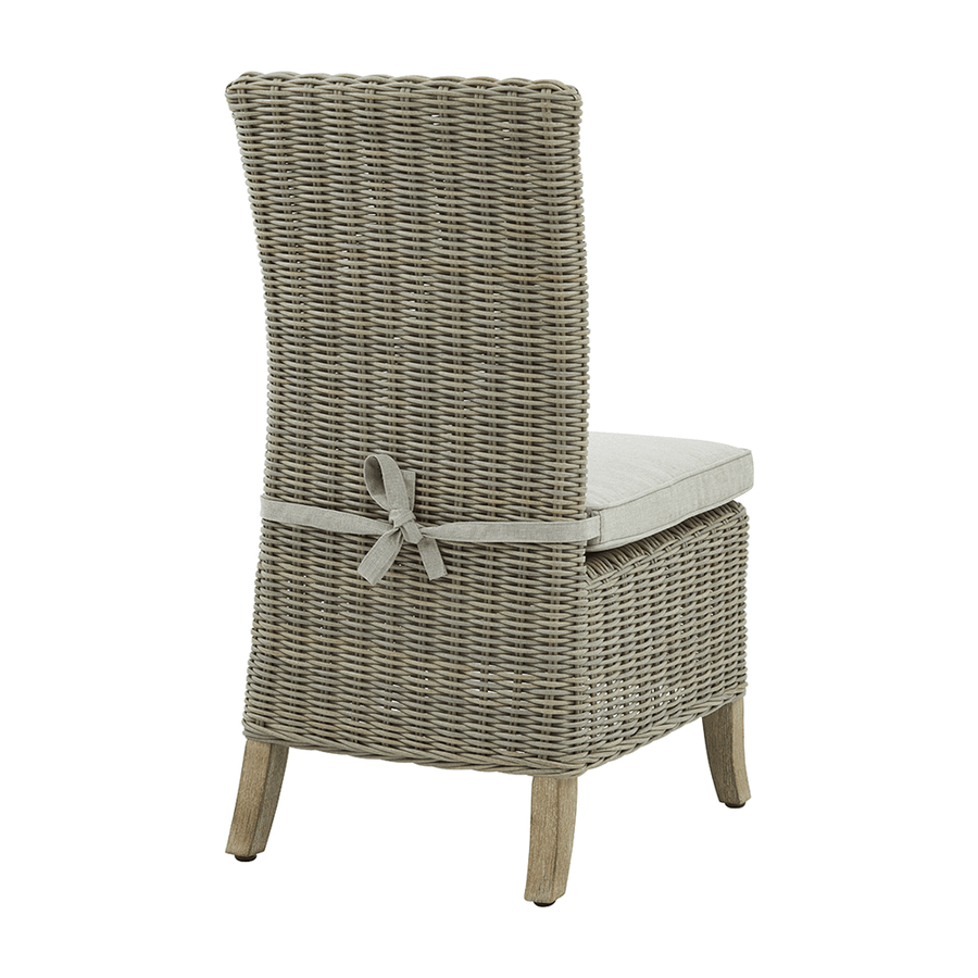 Magas háttámlájú, bézs színű műrattan kerti étkezőszék.