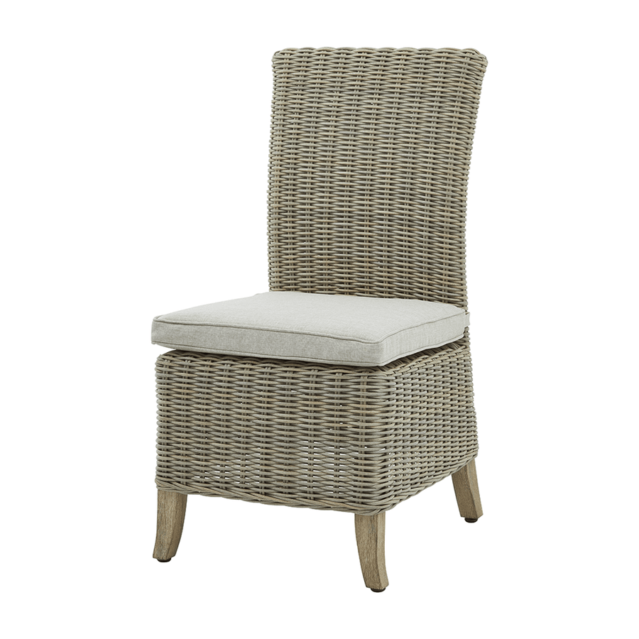 Magas háttámlájú, bézs színű műrattan kerti étkezőszék.