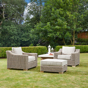 Bézs színű műrattan kerti fotel.