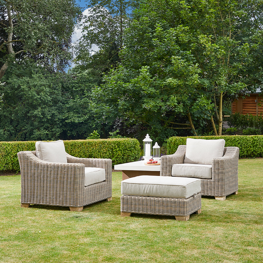 Bézs színű műrattan kerti fotel.