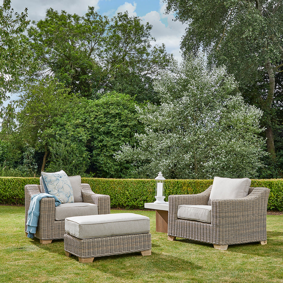 Bézs színű műrattan kerti fotel.