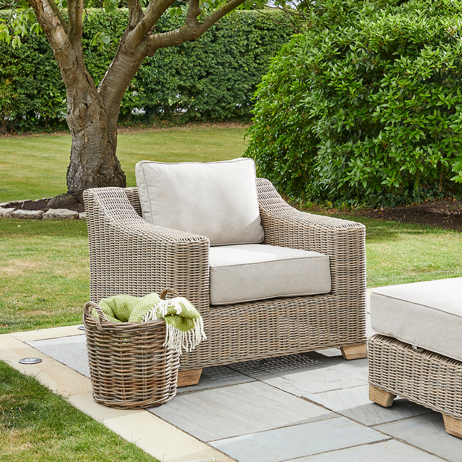 Bézs színű műrattan kerti fotel.