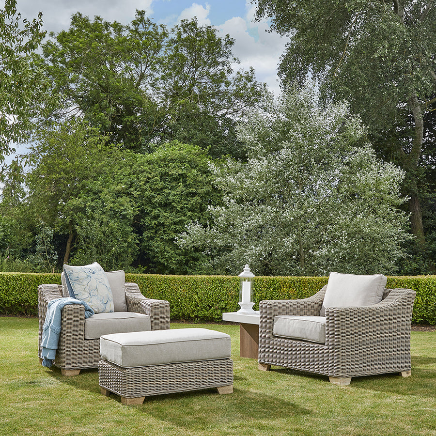 Bézs színű műrattan kerti lábtartó zsámoly.