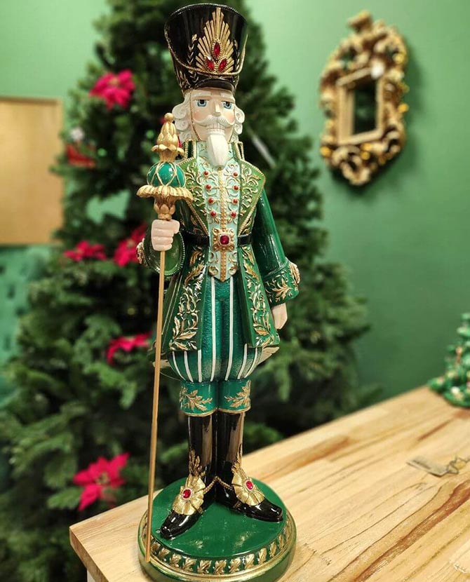 Arany és zöld színű karácsonyi diótörő figura.