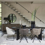 több darab étkezőfotel modern nappaliban