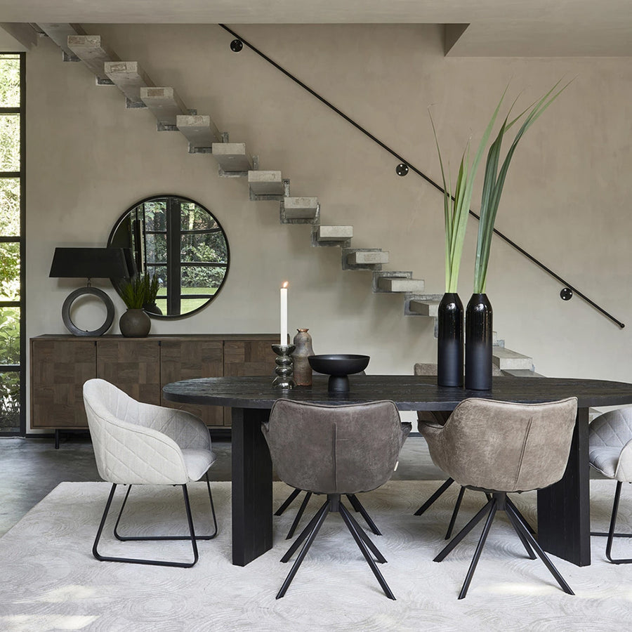 több darab étkezőfotel modern nappaliban