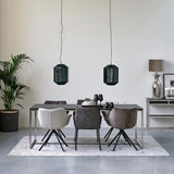 étkezőszék fa asztal mellett természetes hangulatban