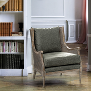 Carolina pasztellzöld kőrisfa fotel elegáns nappali környezetben, könyvespolc mellett.