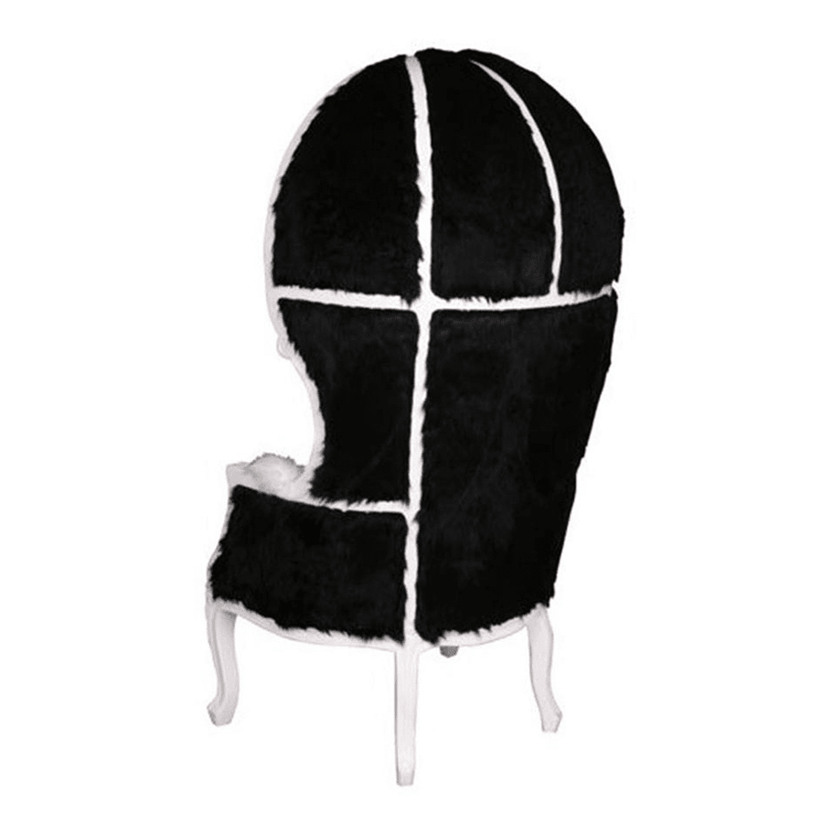 Fekete és fehér színű műszőrmével kárpitozott, kortárs stílusú design hintófotel.