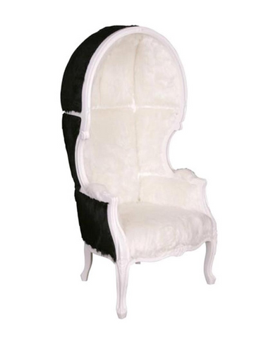 Fekete és fehér színű műszőrmével kárpitozott, kortárs stílusú design hintófotel.