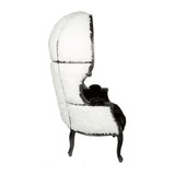 Fekete és fehér színű műszőrmével kárpitozott, kortárs stílusú design hintófotel.