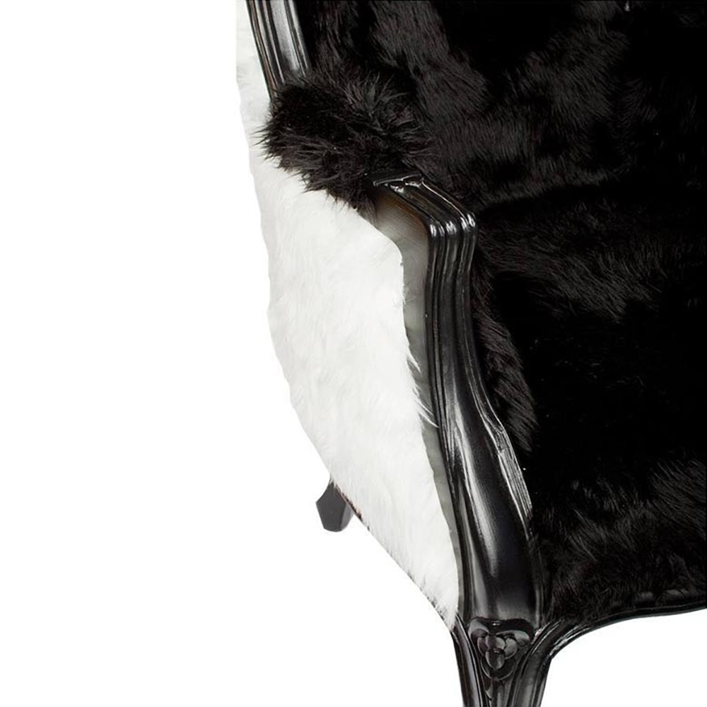 Fekete és fehér színű műszőrmével kárpitozott, kortárs stílusú design hintófotel.