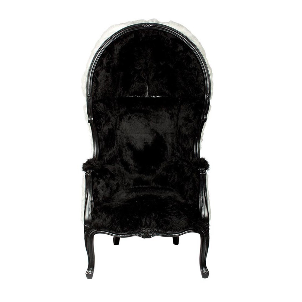 Fekete és fehér színű műszőrmével kárpitozott, kortárs stílusú design hintófotel.