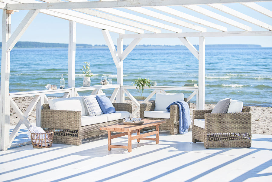 Antikszürke színű, 3 személyes műrattan kerti kanapé.