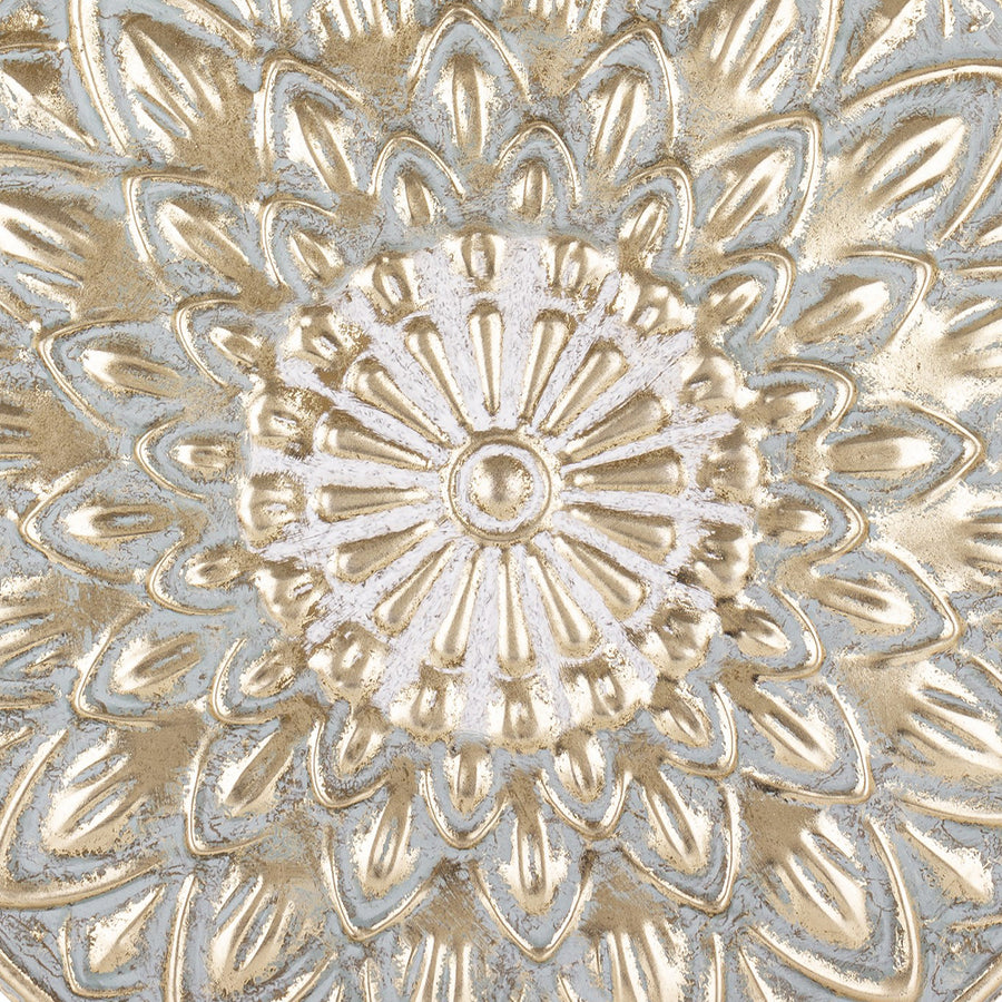 Dombornyomott rozetta minta részlet, arany és szürke patinával a Casa Roma dekoron.