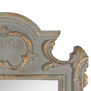 Közelkép a Casa Roma falitükör felső részének ívelt, díszes faragásáról.