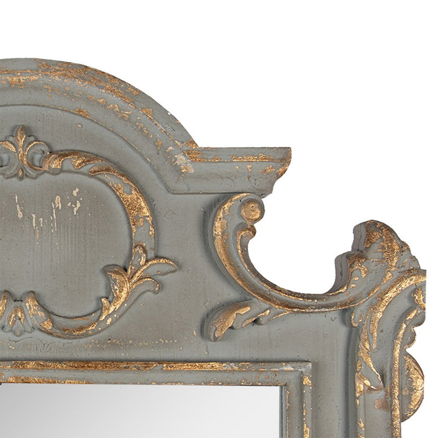 Közelkép a Casa Roma falitükör felső részének ívelt, díszes faragásáról.