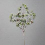 Jeges, glitteres felületű, tobozokkal díszített mű cédrusfenyő ág.