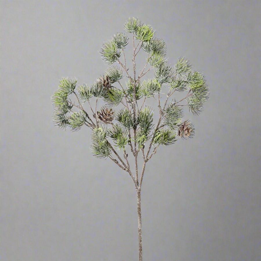 Jeges, glitteres felületű, tobozokkal díszített mű cédrusfenyő ág.