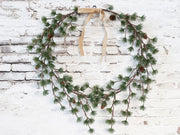 Zöld színű, mű cédrusfenyő koszorú.