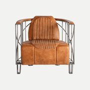 Konyakbarna bőrrel kárpitozott Chaize klubfotel szemből, ipari stílusú acélszerkezettel.