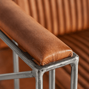 Közelkép a karfán lévő bőrborításról – kézzel készült kivitel.