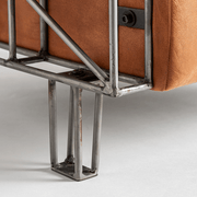 Fém lábak és rögzítések részlete – kézi hegesztés, nyersfém textúra.