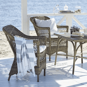 Antikszürke színű, műrattan kerti karosszék.