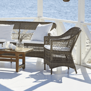 Antikszürke színű, műrattan kerti karosszék.