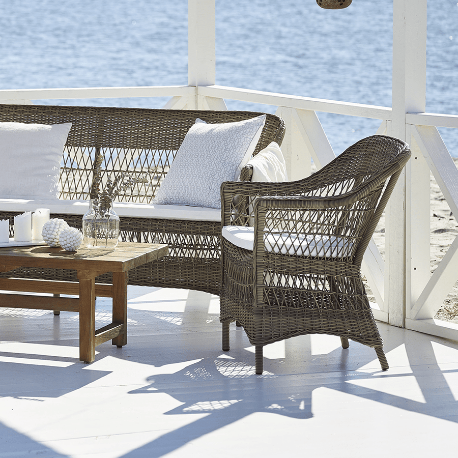 Antikszürke színű, műrattan kerti karosszék.