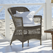 Antikszürke színű, műrattan kerti karosszék.