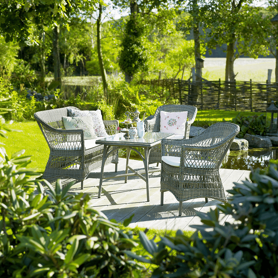 Antikszürke színű, műrattan kerti karosszék.