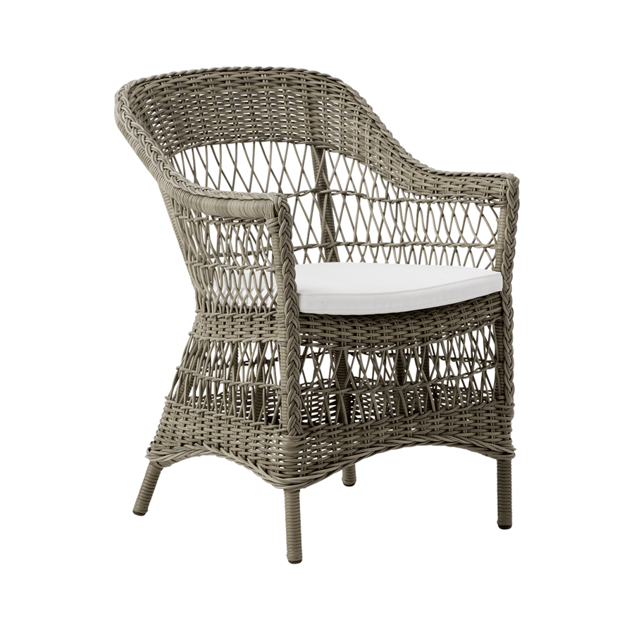 Antikszürke színű, műrattan kerti karosszék.