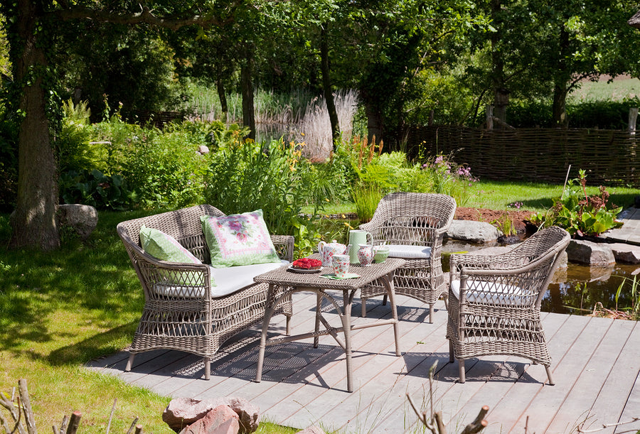 Antikszürke színű, 2 személyes műrattan kerti kanapé.