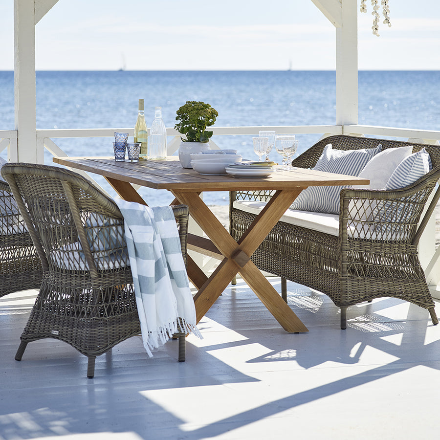 Antikszürke színű, 3 személyes műrattan kerti kanapé.