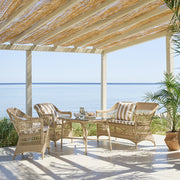 Natúr színű, 2 személyes műrattan kerti kanapé.